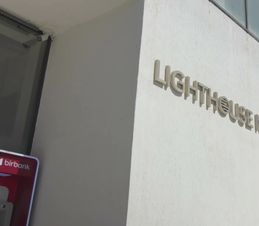 Lighthouse Mall-un küncü: girişdə lövhə və bank göstəricisi