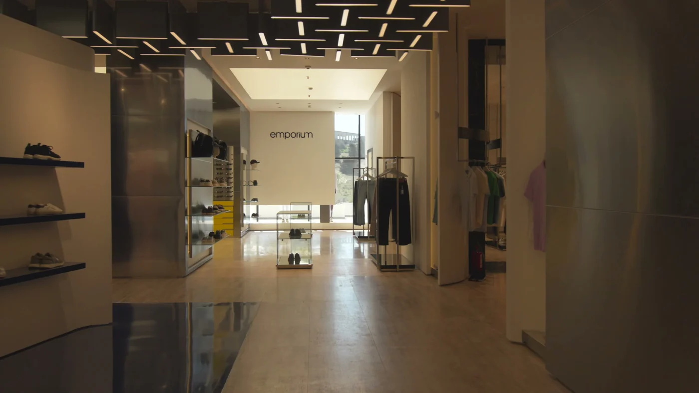 Торговый зал Emporium с подсвеченным потолком